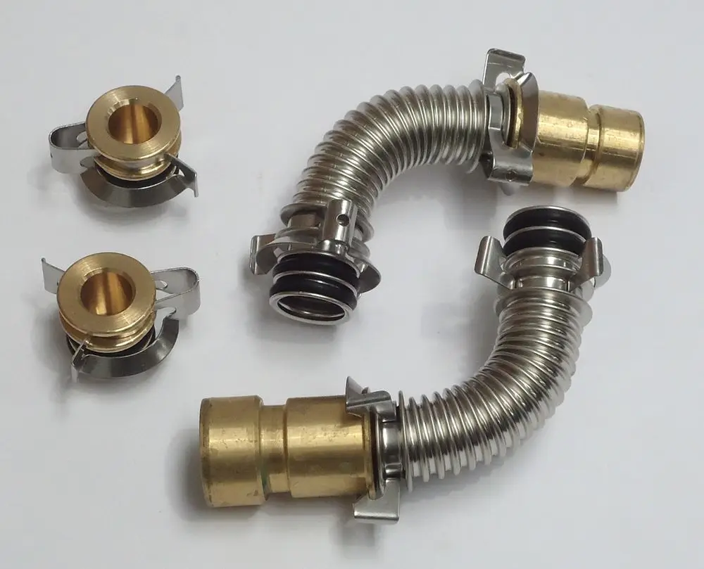 Zwei gebogene Metallrohre mit gummiartigen Dichtungen und vier Schnellverschluss-Elementen, die als Anschlusszubehör für Daikin-Produkte dienen.